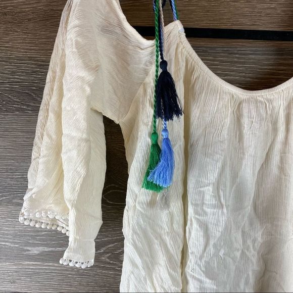 Cupcakes and Cashmere Bettie Cold Shoulder Top NWOT - Picture 4 of 7